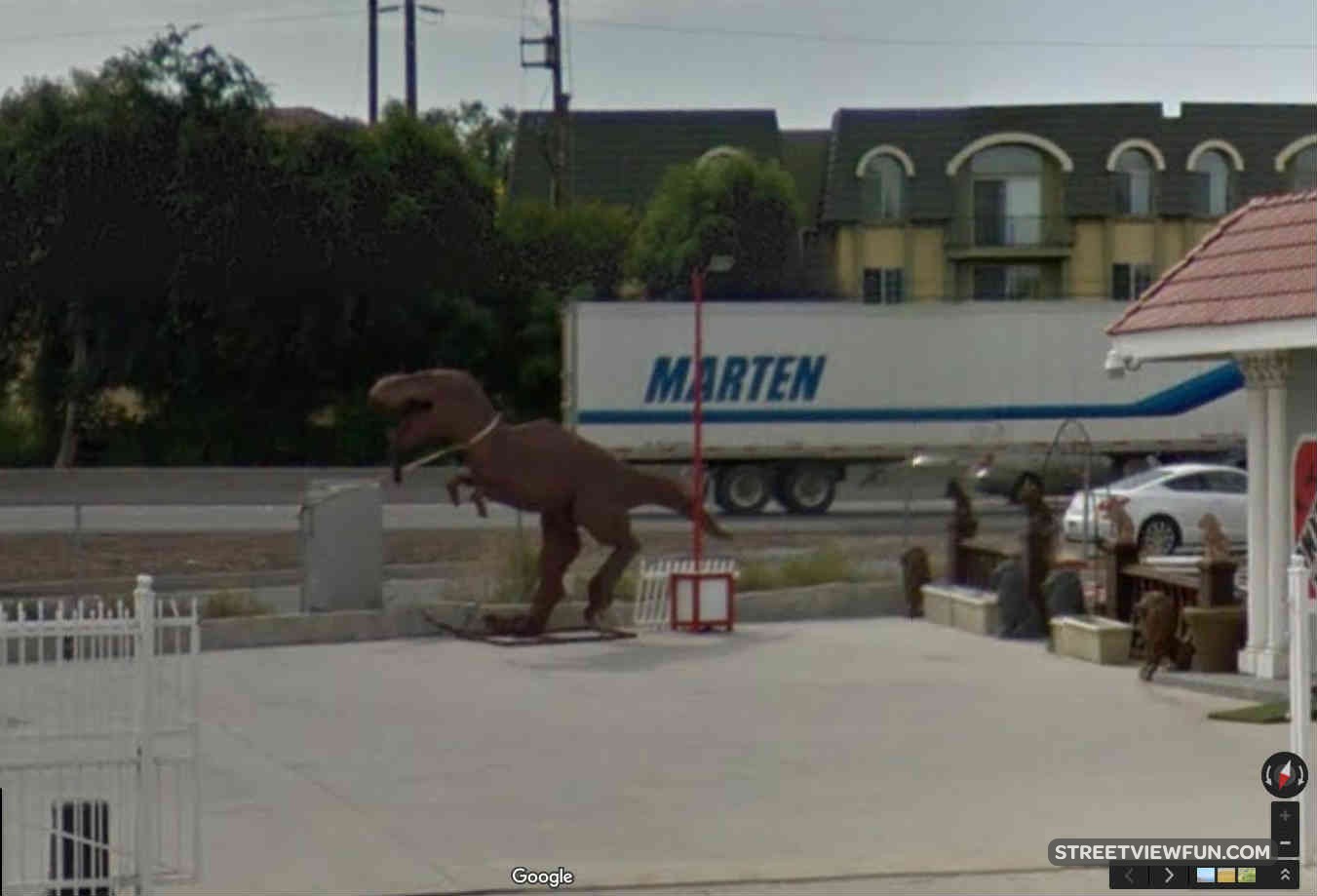 Dinosaur In The Yard - StreetViewFun