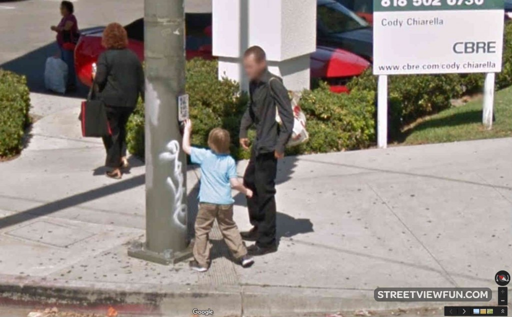 Child and traffic light button - StreetViewFun