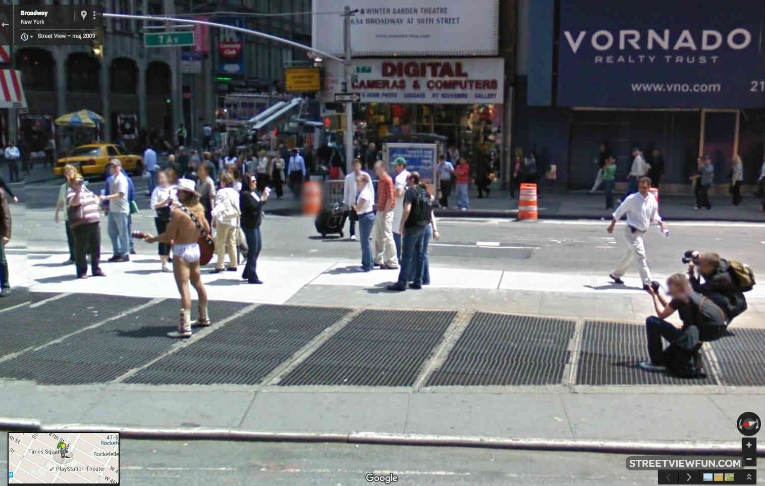 Photography and filming of The Naked Cowboy - StreetViewFun